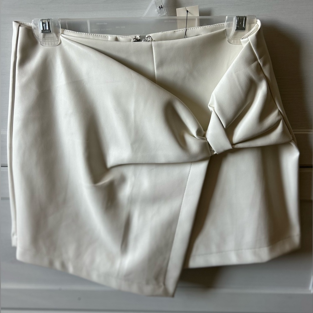 Francesca’s Elegant White Skirt with Bow Detail